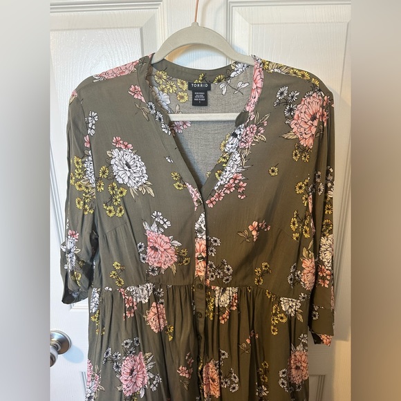 Torrid High Low Button Up Floral Blouse - Picture 7 of 9